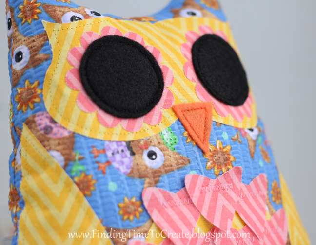 stuffed owl_detail